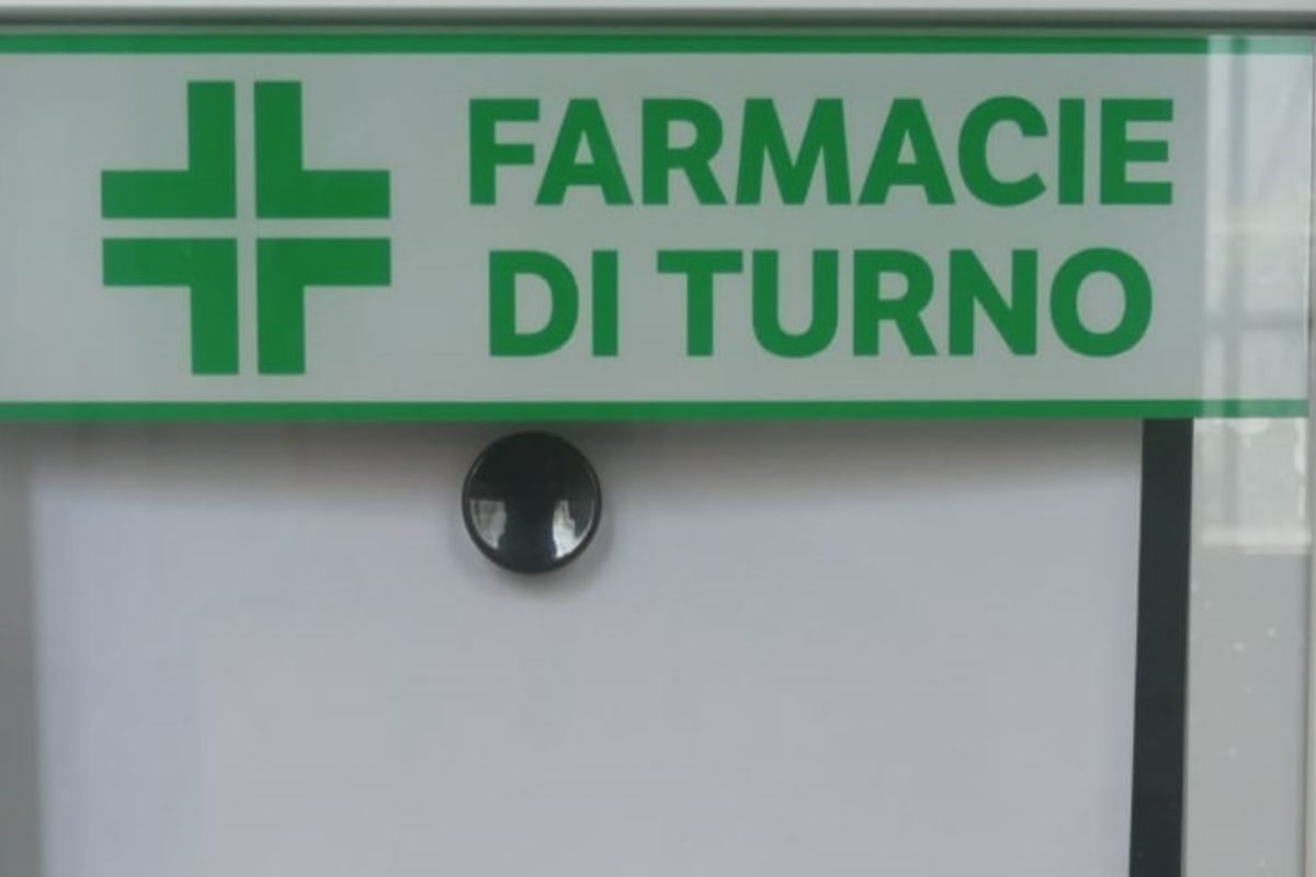 Cartello o pannello digitale? Turni delle farmacie e obblighi informativi tra legge, ragionevolezza e tecnologia